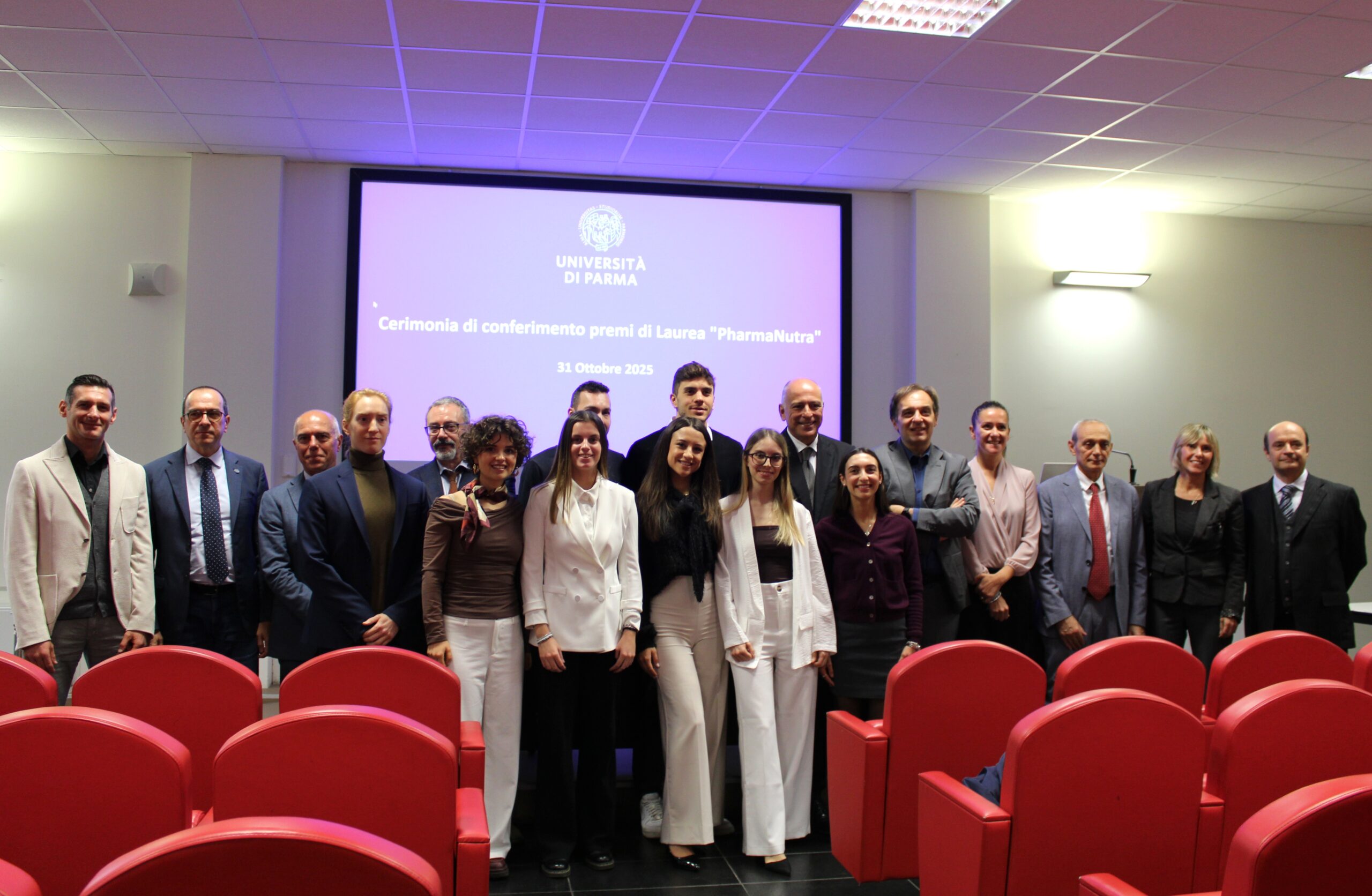 premio di laurea pharmanutra - immagine di tutti gli studenti unipr premiati durante la cerimonia
